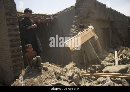 (200801) -- JALALABAD, 1. August 2020 (Xinhua) -- ein afghanischer Mann arbeitet nach einer Sturzflut im Dorf Kalatak im Bezirk Kozkunar der Provinz Nangarhar, Afghanistan, 1. August 2020. Mindestens 16 Personen, hauptsächlich Kinder, wurden getötet, als die Sturzflut mehrere Häuser im Bezirk Kozkunar in der östlichen Provinz Nangarhar am späten Freitagabend wegspülte, sagte der Sprecher der Provinzregierung Attaullah Khogiani am Samstag. (Foto von Saifurahman Safi/Xinhua) Stockfoto