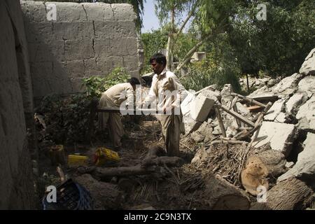 (200801) -- JALALABAD, 1. August 2020 (Xinhua) -- die Menschen vor Ort arbeiten nach einer Sturzflut im Dorf Qalatak im Bezirk Kozkunar der Provinz Nangarhar, Afghanistan, 1. August 2020. Mindestens 16 Personen, hauptsächlich Kinder, wurden getötet, als die Sturzflut mehrere Häuser im Bezirk Kozkunar in der östlichen Provinz Nangarhar am späten Freitagabend wegspülte, sagte der Sprecher der Provinzregierung Attaullah Khogiani am Samstag. (Foto von Saifurahman Safi/Xinhua) Stockfoto