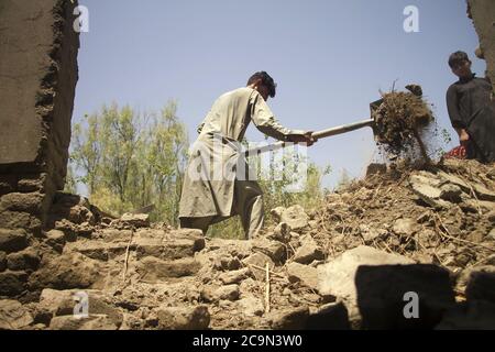 (200801) -- JALALABAD, 1. August 2020 (Xinhua) -- ein afghanischer Mann arbeitet nach einer Sturzflut im Dorf Kalatak im Bezirk Kozkunar der Provinz Nangarhar, Afghanistan, 1. August 2020. Mindestens 16 Personen, hauptsächlich Kinder, wurden getötet, als die Sturzflut mehrere Häuser im Bezirk Kozkunar in der östlichen Provinz Nangarhar am späten Freitagabend wegspülte, sagte der Sprecher der Provinzregierung Attaullah Khogiani am Samstag. (Foto von Saifurahman Safi/Xinhua) Stockfoto