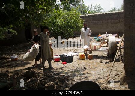 (200801) -- JALALABAD, 1. August 2020 (Xinhua) -- die Menschen vor Ort arbeiten nach einer Sturzflut im Dorf Qalatak im Bezirk Kozkunar der Provinz Nangarhar, Afghanistan, 1. August 2020. Mindestens 16 Personen, hauptsächlich Kinder, wurden getötet, als die Sturzflut mehrere Häuser im Bezirk Kozkunar in der östlichen Provinz Nangarhar am späten Freitagabend wegspülte, sagte der Sprecher der Provinzregierung Attaullah Khogiani am Samstag. (Foto von Saifurahman Safi/Xinhua) Stockfoto