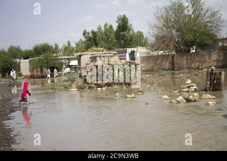 (200801) -- JALALABAD, 1. August 2020 (Xinhua) -- das Foto vom 1. August 2020 zeigt ein überflutetes Gebiet im Dorf Kalatak im Bezirk Kozkunar der Provinz Nangarhar, Afghanistan. Mindestens 16 Personen, hauptsächlich Kinder, wurden getötet, als die Sturzflut mehrere Häuser im Bezirk Kozkunar in der östlichen Provinz Nangarhar am späten Freitagabend wegspülte, sagte der Sprecher der Provinzregierung Attaullah Khogiani am Samstag. (Foto von Saifurahman Safi/Xinhua) Stockfoto