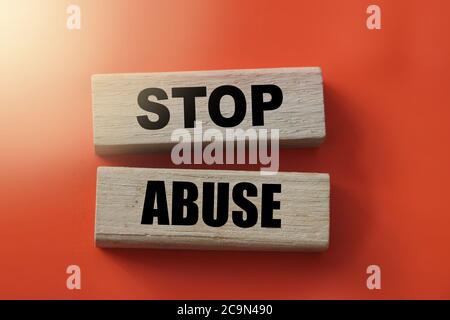 Stop Missbrauch Worte auf Holzklötze. Beenden Sie sucht, sagen Sie kein Konzept Stockfoto