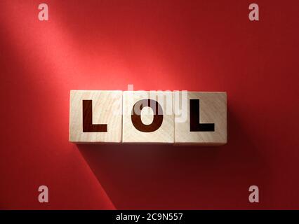 LOL-Schild. Holzklötze auf weißem Holzhintergrund Stockfoto