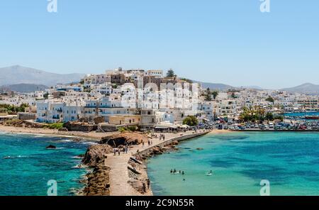 Naxos / Griechenland - Juli 23 2016: Blick auf die Stadt im Sommer. Stockfoto