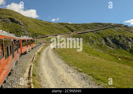 Zermatt, Schweiz - 19. Juli 2020: Der Zug nach Gornergrat über Zermatt auf den Schweizer alpen Stockfoto