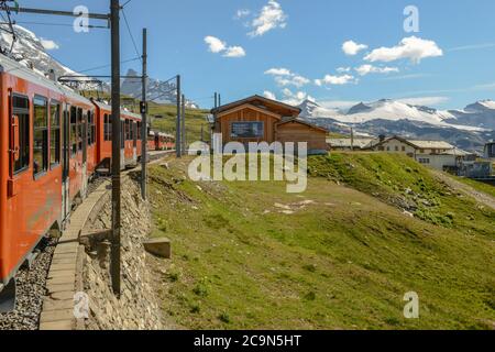 Zermatt, Schweiz - 19. Juli 2020: Der Zug nach Gornergrat über Zermatt auf den Schweizer alpen Stockfoto