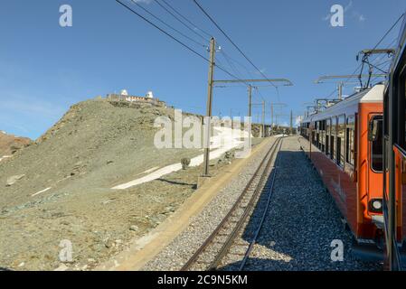 Zermatt, Schweiz - 19. Juli 2020: Der Zug nach Gornergrat über Zermatt auf den Schweizer alpen Stockfoto