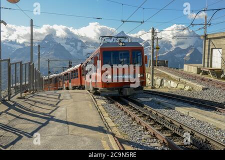 Zermatt, Schweiz - 19. Juli 2020: Der Zug nach Gornergrat über Zermatt auf den Schweizer alpen Stockfoto