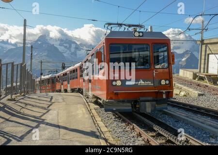 Zermatt, Schweiz - 19. Juli 2020: Der Zug nach Gornergrat über Zermatt auf den Schweizer alpen Stockfoto