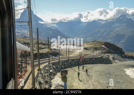 Zermatt, Schweiz - 19. Juli 2020: Der Zug nach Gornergrat über Zermatt auf den Schweizer alpen Stockfoto