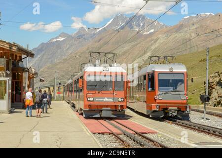 Zermatt, Schweiz - 19. Juli 2020: Der Zug nach Gornergrat über Zermatt auf den Schweizer alpen Stockfoto