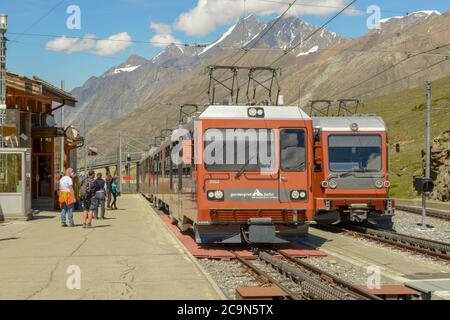 Zermatt, Schweiz - 19. Juli 2020: Der Zug nach Gornergrat über Zermatt auf den Schweizer alpen Stockfoto