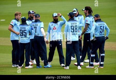 Der englische David Willey (links) feiert, dass er dem irischen Paul Stirling einen Fang von Teamkollege Tom Banton während des zweiten One Day International der Royal London Series im Ageas Bowl in Southampton wegnimmt. Stockfoto