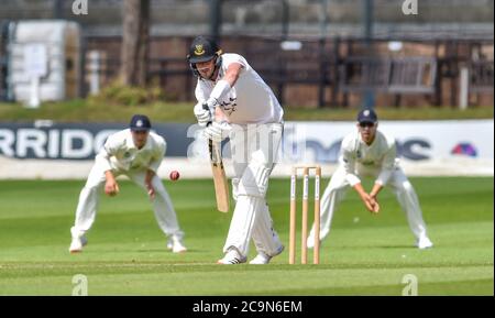 Brighton UK 1. August 2020 - Sussex's Ollie Robinson schlagt während des Tages eines der Cricket-Spiele zwischen Sussex und Hampshire in der Bob Willis Trophy, die hinter verschlossenen Türen stattfindet, ohne dass Fans am 1. Central County Ground in Hove teilnehmen: Kredit Simon Dack / Alamy Live Nachrichten Stockfoto