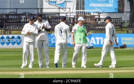 Brighton UK 1. August 2020 - die Hampshire Spieler Gel ihre Hände während des Tages eines der Cricket-Spiel zwischen Sussex und Hampshire in der Bob Willis Trophy statt hinter verschlossenen Türen ohne Fans Teilnahme an der 1. Central County Ground in Hove : Kredit Simon Dack / Alamy Live Nachrichten Stockfoto