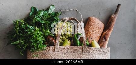 Flaches Lay von umweltfreundlichen Beutel mit frischen Lebensmitteln, breite Zusammensetzung Stockfoto