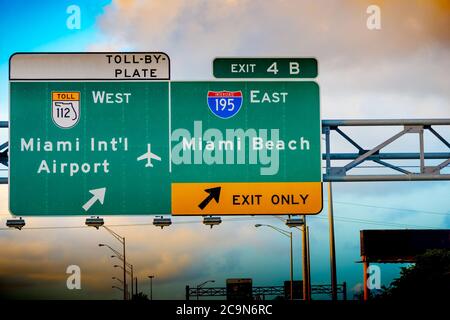 Nehmen Sie die Abfahrt Miami Beach und Miami International Airport auf der Interstate 195 in Miami, USA Stockfoto