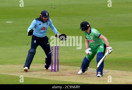 Irlands Kevin O'Brien (rechts) wird von Englands Adil Rashid während des zweiten One Day International der Royal London Series im Ageas Bowl in Southampton gewogen. Stockfoto