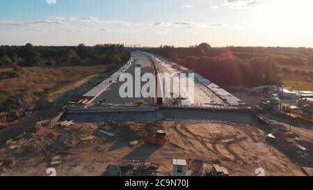 Luftaufnahme der schweren Maschinen, die auf den Straßen arbeiten, Warschau. Hochwertige 4k-Aufnahmen Stockfoto