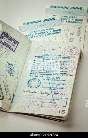 1978 US-Pass mit Einreisedokumentationsmarken aus verschiedenen Ländern Stockfoto