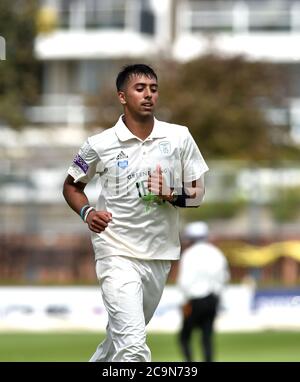 Brighton UK 1. August 2020 - Hampshire Bowler Ajeet Dale während des Tages eines der Cricket-Spiel zwischen Sussex und Hampshire in der Bob Willis Trophy statt hinter verschlossenen Türen ohne Fans Teilnahme an der 1. Central County Boden in Hove : Kredit Simon Dack / Alamy Live Nachrichten Stockfoto