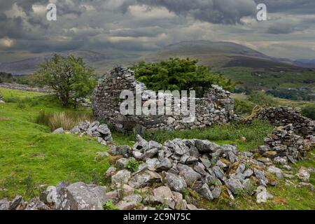 Dieses veröde Steinhaus im Snowdonia National Park, Nord Wales. Liegt in der Nähe des Dorfes Deiniolen. Stockfoto