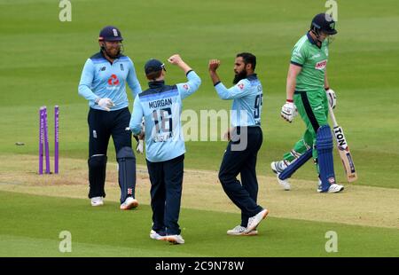 Der englische Adil Rashid (zweite rechts) feiert mit Kapitän Eoin Morgan und Jonny Bairstow, nachdem er das Wicket von Irlands Kevin O'Brien während des zweiten One Day International der Royal London Series im Ageas Bowl in Southampton genommen hat. Stockfoto