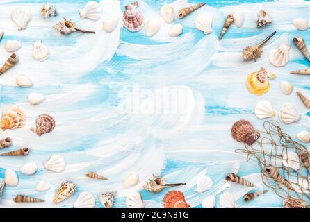 Maritime Wohnung lag mit Kopierraum. Muscheln und Fischernetz auf blauem Holzbrett Stockfoto