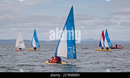 Fisherrow, Musselburgh, Schottland, Großbritannien. August 2020. Bewölkt und 17 Grad bei Fisherrow für das Yacht Club Dinghy Summer Series Race. Stockfoto