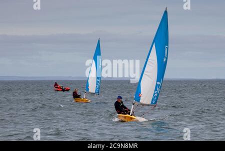 Fisherrow, Musselburgh, Schottland, Großbritannien. August 2020. Bewölkt und 17 Grad bei Fisherrow für das Yacht Club Dinghy Summer Series Race. Stockfoto