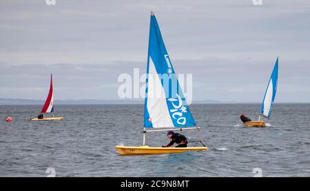 Fisherrow, Musselburgh, Schottland, Großbritannien. August 2020. Bewölkt und 17 Grad bei Fisherrow für das Yacht Club Dinghy Summer Series Race. Stockfoto