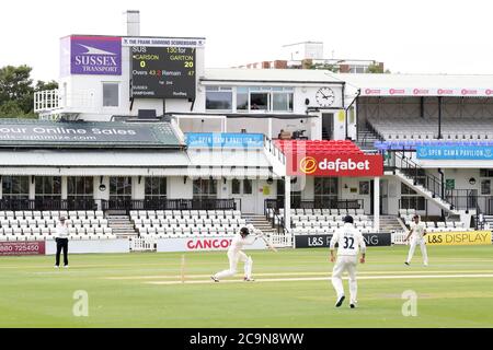 Hove, Großbritannien. August 2020. Sussex's Jack Carson klopfend vor dem leeren Pavillion während des ersten Tages der Bob Willis Trophy zwischen Sussex und Hampshire auf dem 1st Central County Ground. Kredit: James Boardman/Alamy Live Nachrichten Stockfoto