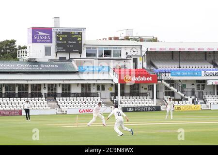 Hove, Großbritannien. August 2020. Sussex's Jack Carson klopfend vor dem leeren Pavillion während des ersten Tages der Bob Willis Trophy zwischen Sussex und Hampshire auf dem 1st Central County Ground. Kredit: James Boardman/Alamy Live Nachrichten Stockfoto