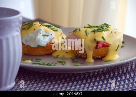 Eier Benedikt - getoastete Muffins, Schinken, pochierte Eier, leckere butterige Hollandaise Sauce Stockfoto