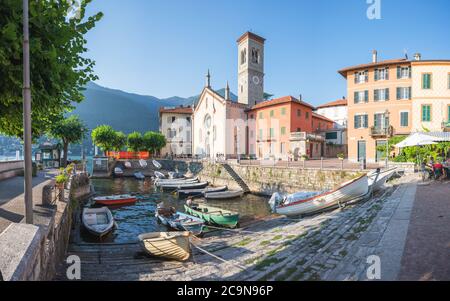 [Torno, Como - Aug 2020] Torno, farbenprächtiges und malerisches Dorf am Comer See. Lombardei, Italien. Stockfoto