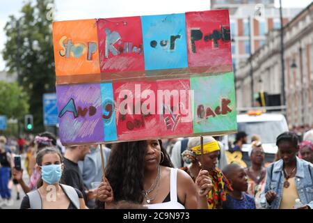 Demonstranten, die die Kampagne Stop the Maangamizi und das Komitee vom Afrikanischen Emancipation Day Reparations March unterstützen, nehmen an einem marsch vom Windrush Square zum Max Roach Park in Brixton, London, Teil. Eine Ausgangssperre und andere Beschränkungen wurden auf Demonstrationen in Süd-London geplant, um Menschen blockieren Hauptstraßen oder Planung illegaler Musikveranstaltungen, Scotland Yard hat gesagt, verhängt. Stockfoto