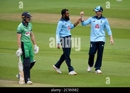 Der englische Adil Rashid (Mitte) feiert mit Kapitän Eoin Morgan, nachdem er das Dickicht von Irlands Harry Tector während des zweiten One Day International der Royal London Series im Ageas Bowl, Southampton, übernommen hat. Stockfoto