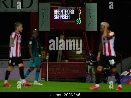 London, Großbritannien. Juli 2020. Endergebnis nach der Sky Bet Championship Play Off Semi-Final 2. Leg Match zwischen Brentford und Swansea City hinter verschlossenen Türen aufgrund der aktuellen COVID-19 Regierungsrichtlinien für Sport im Griffin Park, London, England am 29. Juli 2020. Foto von Andrew Aleksiejczuk. Kredit: Prime Media Images/Alamy Live Nachrichten Stockfoto