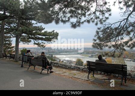 Belgrad in Serbien. Menschen, die auf Bänken im Kalemegdan Park in der Nähe der Festung Belgrad sitzen. Blick über die Sava und Belgrad Stockfoto