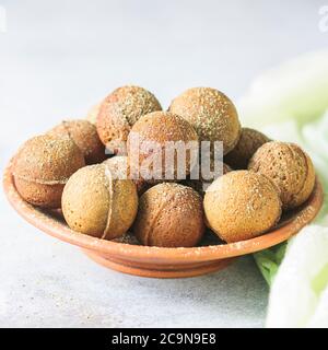Donuts vegetarisch mit Matcha-Tee. Speicherplatz kopieren. Selektiver Fokus Stockfoto