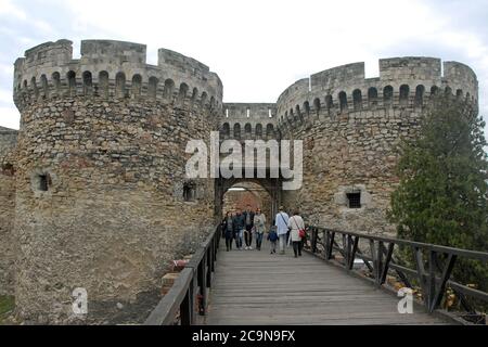 Belgrad in Serbien. Das Zindan-Tor, eines der Tore des alten Belgrads. Das Zindan-Tor mit seinen zwei runden Türmen ist Teil der Festung Belgrad. Stockfoto