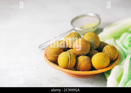 Donuts vegetarisch mit Matcha-Tee. Speicherplatz kopieren. Selektiver Fokus Stockfoto