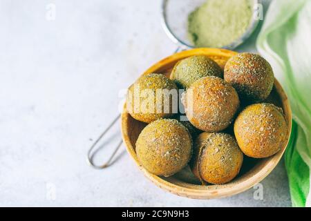 Donuts vegetarisch mit Matcha-Tee. Speicherplatz kopieren. Selektiver Fokus Stockfoto