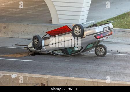 Detroit, Michigan - ein umgedrehtes Auto, das auf der Interstate-94 abgestürzt ist. Stockfoto