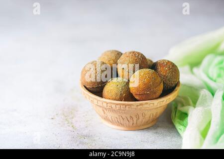 Donuts vegetarisch mit Matcha-Tee. Speicherplatz kopieren. Selektiver Fokus Stockfoto