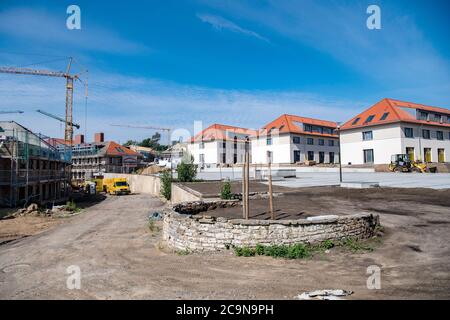 Elstal, Deutschland. Juli 2020. Blick auf Neubauten auf dem Gelände des Olympischen Dorfes in Elstal in Brandenburg. Seit Januar 2019 saniert der Nürnberger Immobilienentwickler terraplan das denkmalgeschützte Speisehaus der Nationen inklusive des ehemaligen Kesselhauses, dem zukünftigen Haus Central. Darüber hinaus werden weitere neue Wohngebäude rund um diese Gebäude errichtet. Insgesamt werden in der ersten Bauphase bis 2022 rund 365 Wohnungen gebaut. Quelle: Paul Zinken/dpa-Zentralbild/ZB/dpa/Alamy Live News Stockfoto