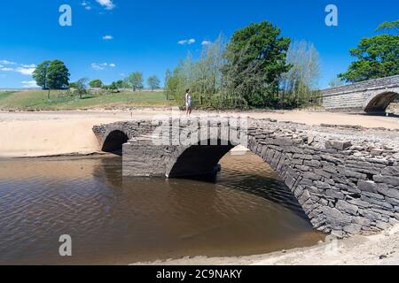 Middleton in teesdale, Co. Durham. Ein Rudel Pferdebrücke, normalerweise von Wasser auf dem Grassholme Reservoir getaucht, taucht intakt als der Wasserstand f Stockfoto