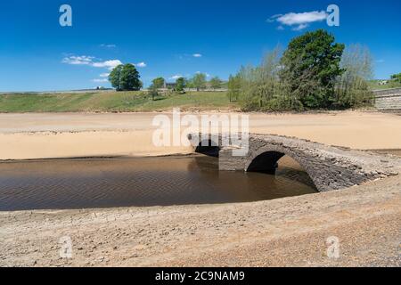 Middleton in teesdale, Co. Durham. Ein Rudel Pferdebrücke, normalerweise von Wasser auf dem Grassholme Reservoir getaucht, taucht intakt als der Wasserstand f Stockfoto