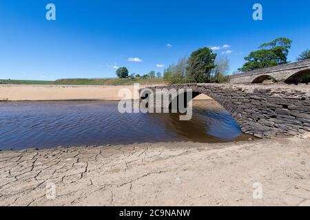 Middleton in teesdale, Co. Durham. Ein Rudel Pferdebrücke, normalerweise von Wasser auf dem Grassholme Reservoir getaucht, taucht intakt als der Wasserstand f Stockfoto