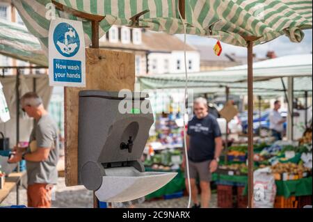 Richmond, North Yorkshire, Großbritannien - 1. August 2020: Handwaschstation und Einweisung am Eingang zu einem traditionellen Markt im Freien. Stockfoto